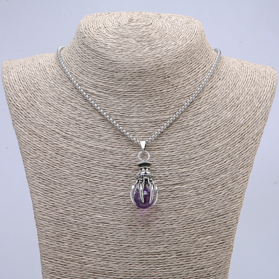 Přívěšek 'Tlapa se kuličkou' 40×20 mm na řetízku, délka řetízku cca 70 cm, stříbrný kov