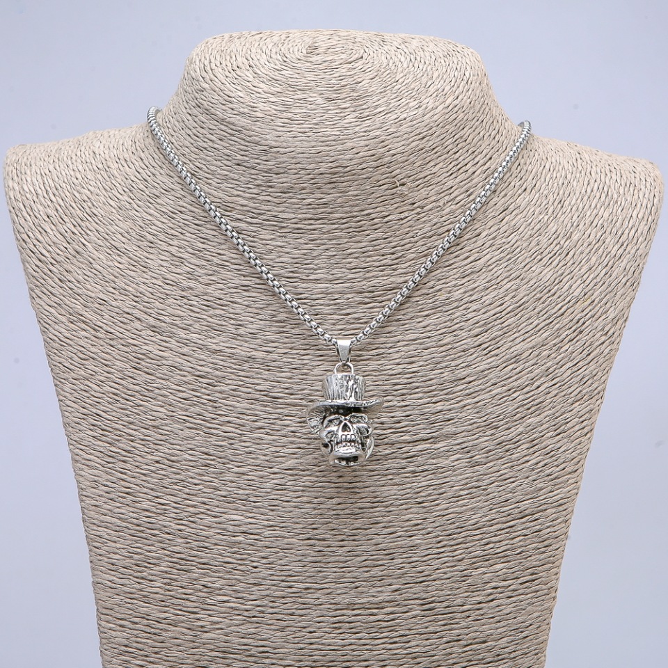 Přívěšek „Lebka v klobouku“ 40×16 mm na řetízku, délka 65 cm, barva kovu stříbrná