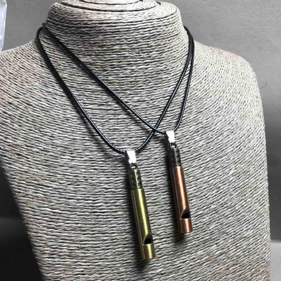 Párové přívěsky Píšťalka zlatistého a bronzového kovu 55×8 mm + -, délka 45–50 cm