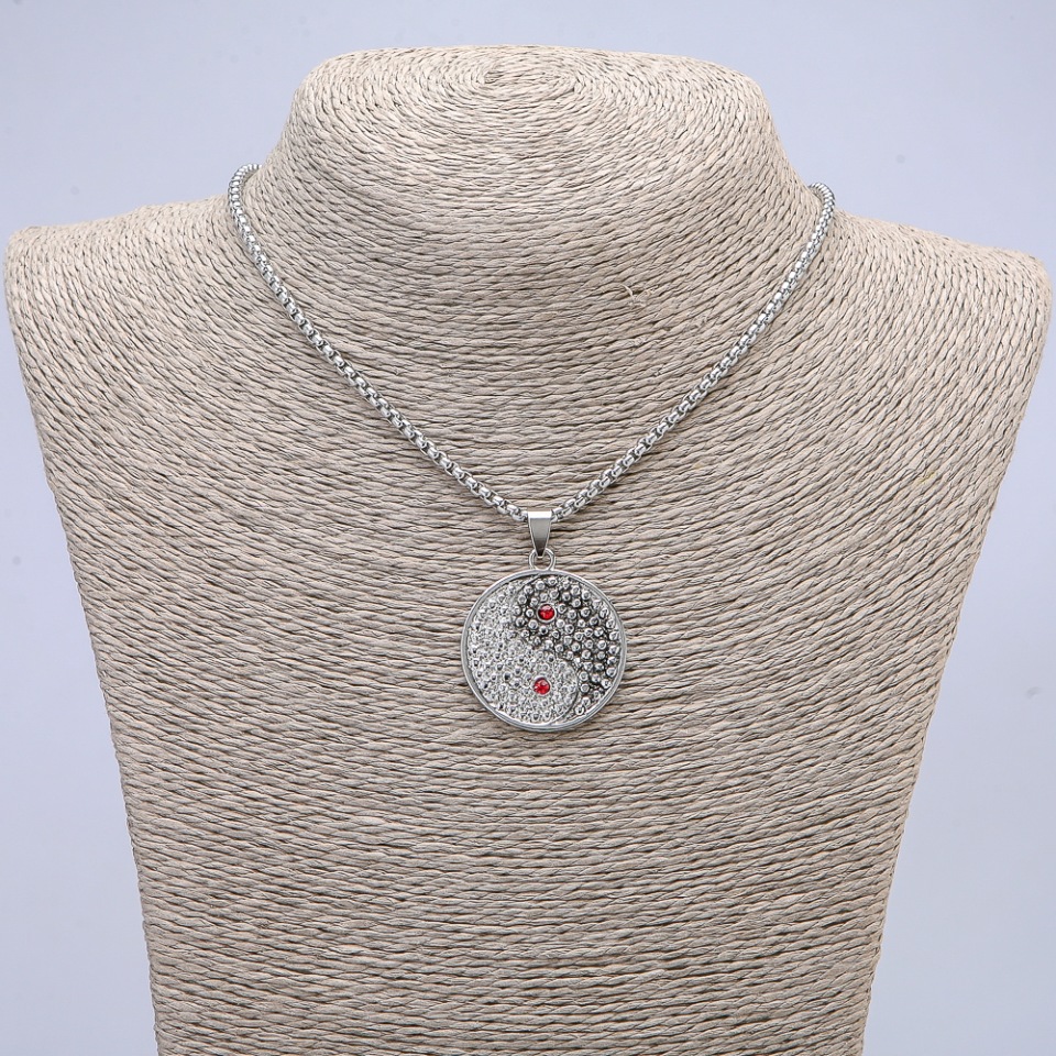 Přívěšek Yin Yang se štrasami 40×30 mm na řetízku, délka cca 70 cm, stříbrný kov