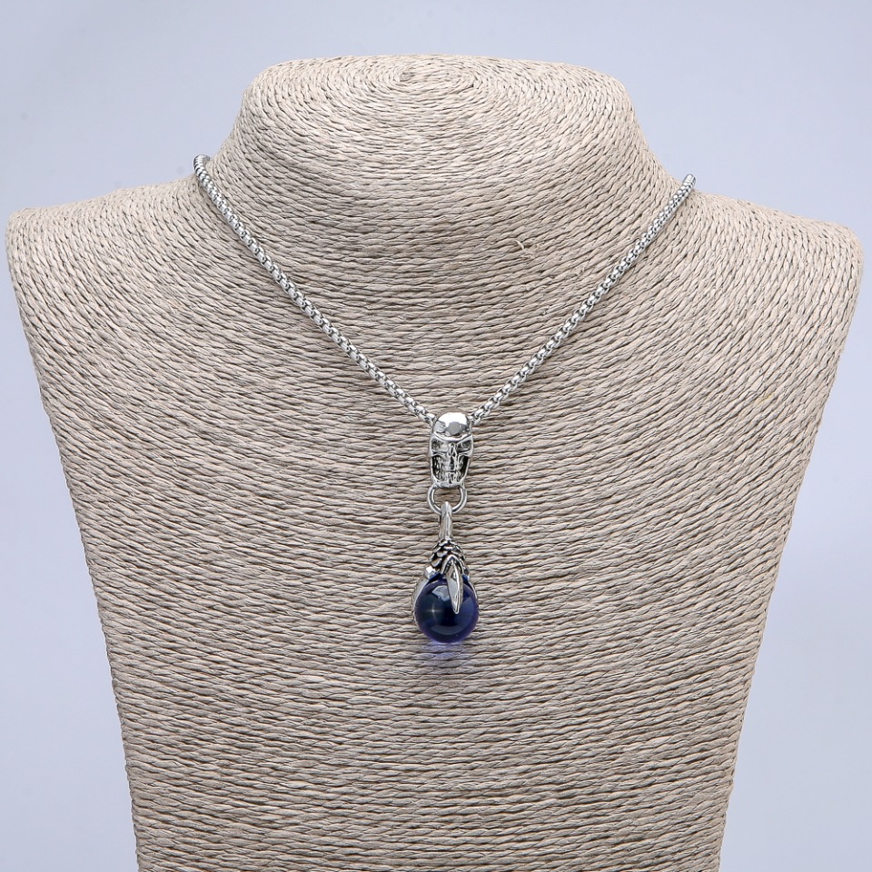 Přívěsek „Tlapa s koulí a lebkou“ modrý kovový, 50×16 mm, na řetízku, délka cca 70 cm