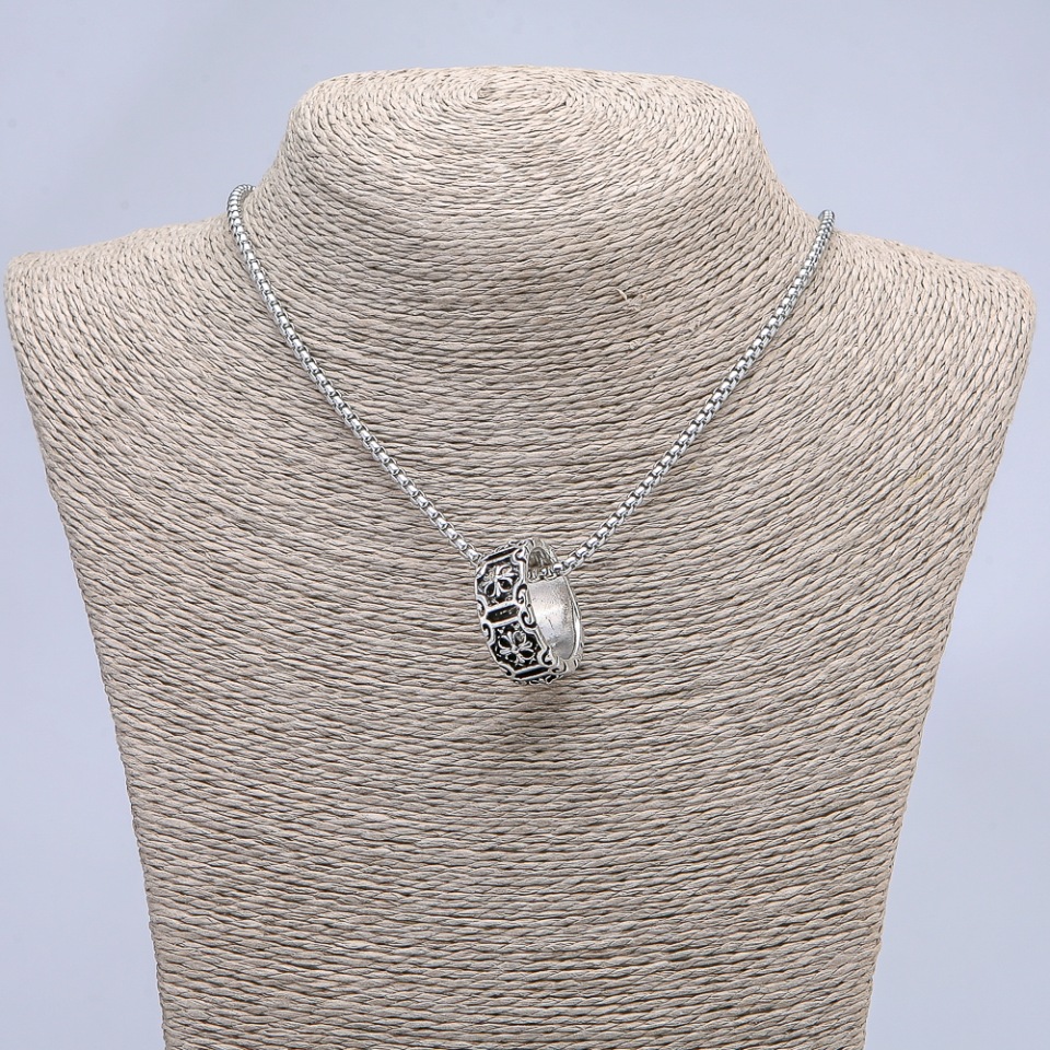 Přívěšek kruh 27×10 mm na řetízku, délka 70 cm, stříbrný kov