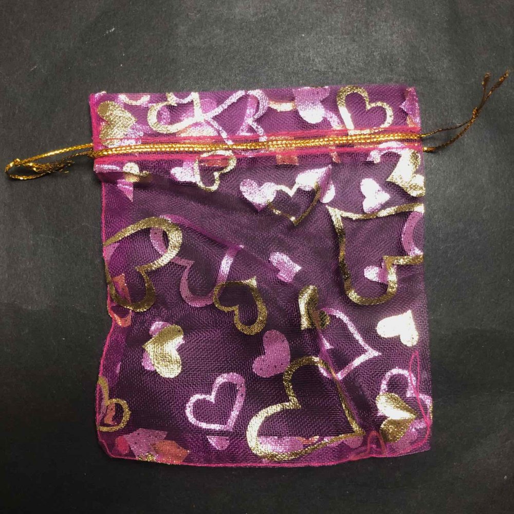 Dárkový sáček z organzy malinové barvy se zlatými srdíčky a šňůrkami 120 × 100 mm + - 100 ks