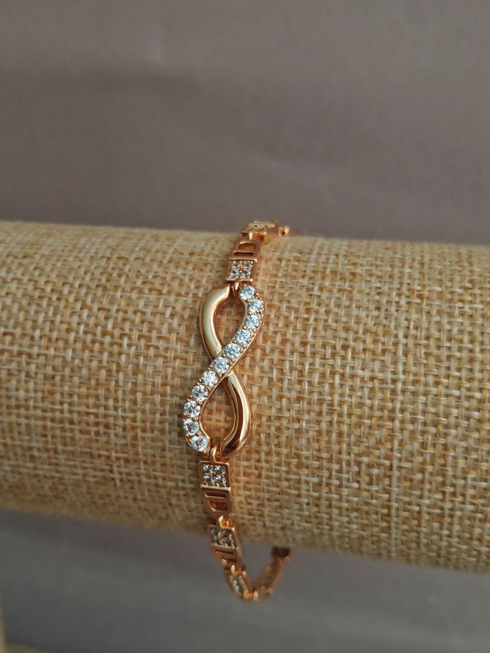 Náramek Xuping pozlacený 18K se štrasami, délka 17–19 cm, tloušťka 3,7 mm +