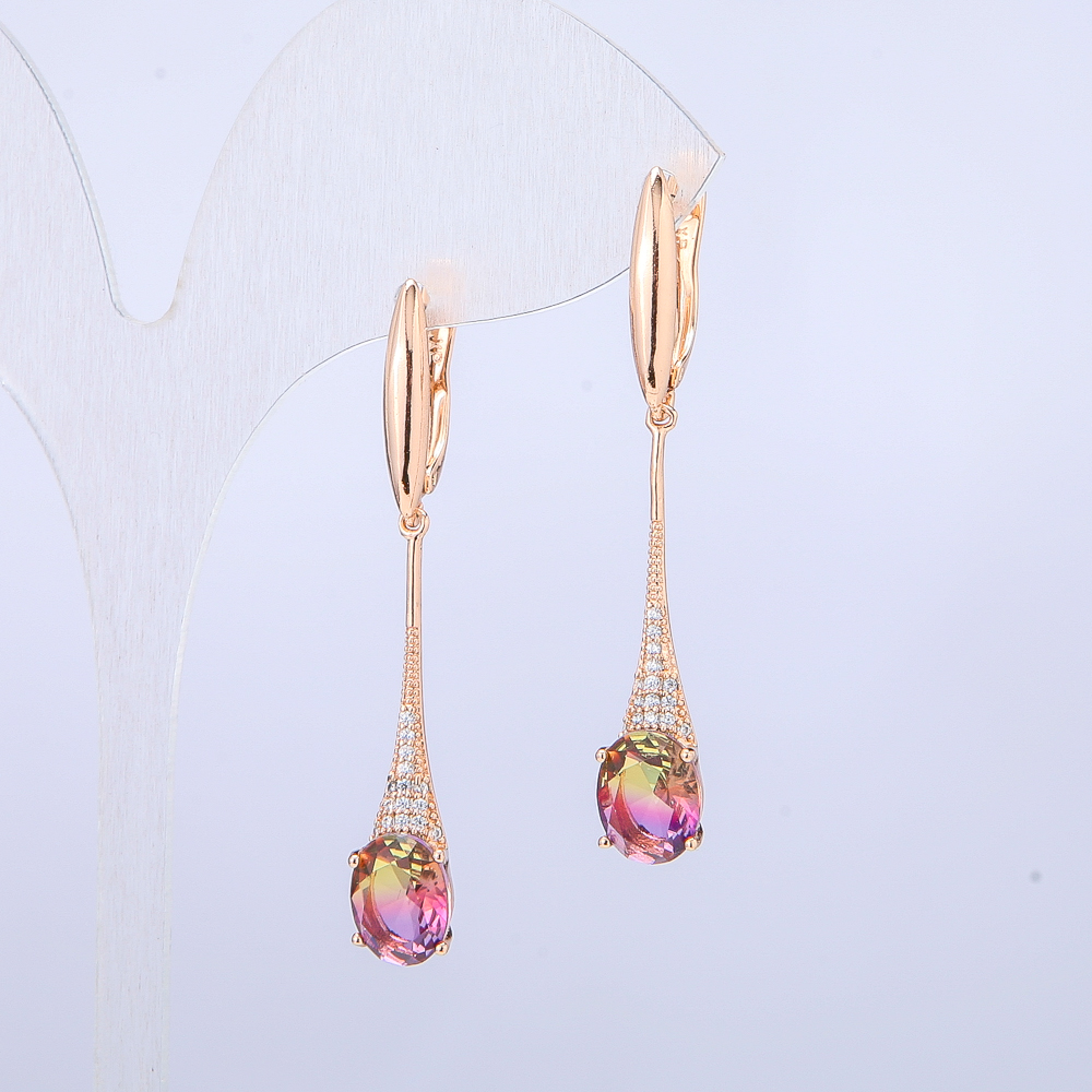 Náušnice Xuping s pozlacením 18K se salátově-malinovými krystaly Swarovski a bílými štrasovými kameny, délka 46 mm +