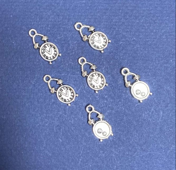 Přívěšek – furnitura „Budík hodinek“ barva kovu „stříbro“ balení 20 g ± 20 ks