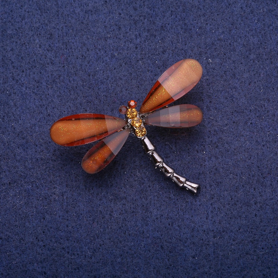 Brož ve tvaru vážky s hnědými krystaly, stříbrný kov 32×43 mm