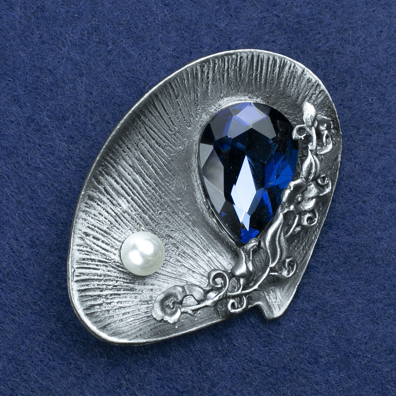 Brož Škeble s krystalem a korálkem, stříbrný kov, 60×45 mm +