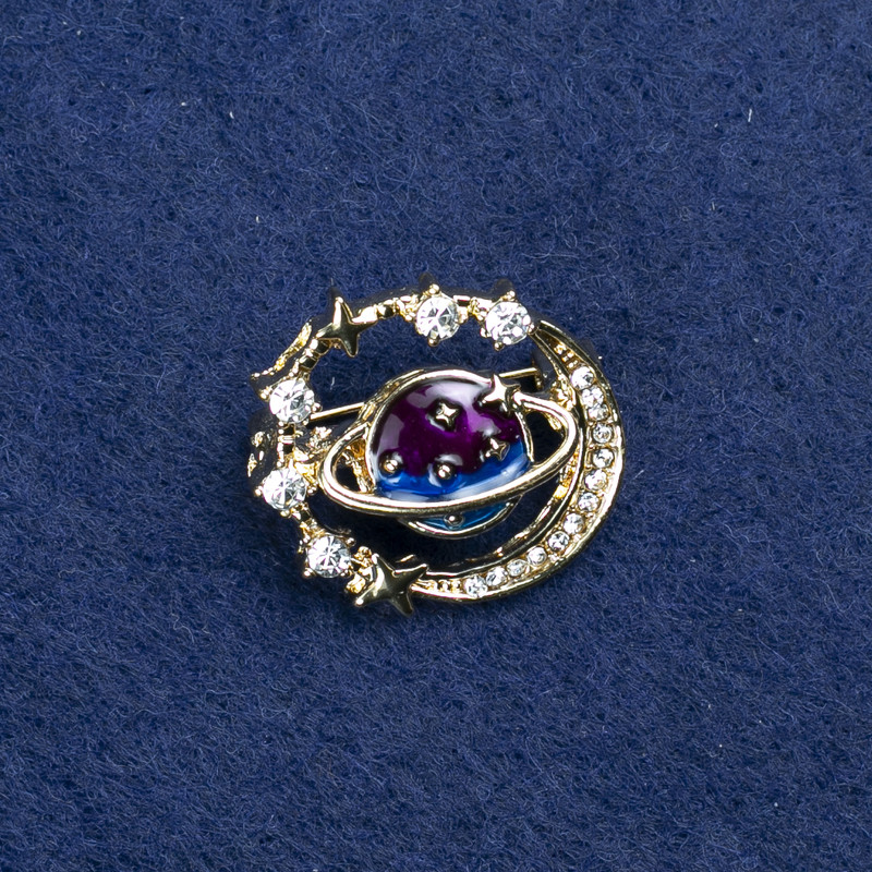Brož Planeta zlatý kov, email a štrasové kamínky 22×24 mm +