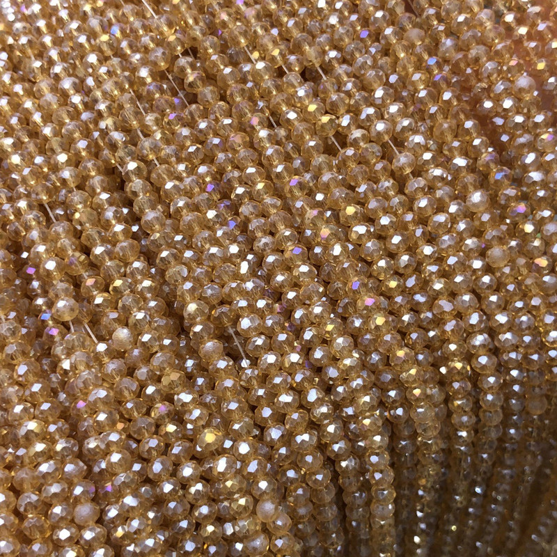 Korálky českého křišťálu na niti oranžovo-meruňkové průhledné s jemným benzínovým leskem – facetovaná rondelová korálka, průměr 3×2,5 mm, délka 36 cm +