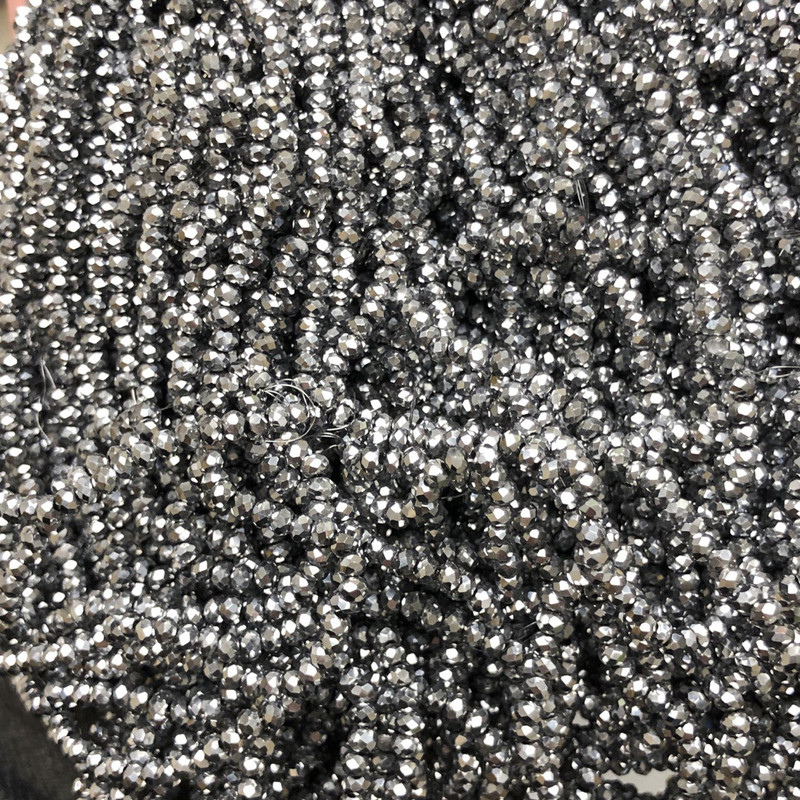 Korálky Českého křišťálu na niti se světle šedým nástřikem, broušený rondel, průměr 3×2,5 mm + -, délka 36 cm +