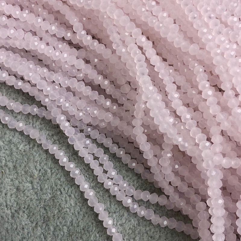 Korálky z českého křišťálu na niti – jemně růžové matné, briliantově broušené rondely, průměr 3,5×3 mm, délka 36 cm