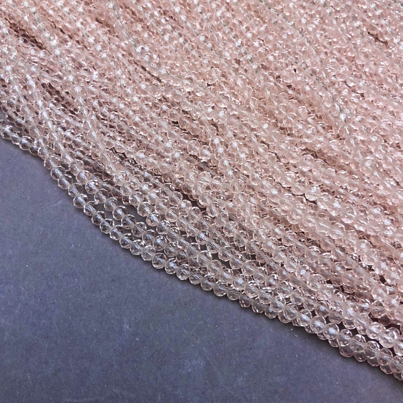 Korálky – český křišťál na vlascu, světle růžové, průhledné, brusované rondely, průměr 3,5×3 mm, délka 36–38 cm