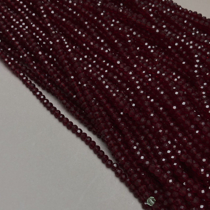 Korálky českého křišťálu na niti, červeno-smaragdové průhledné, fasetované rondely, průměr 3,5×3 mm, délka 36–38 cm