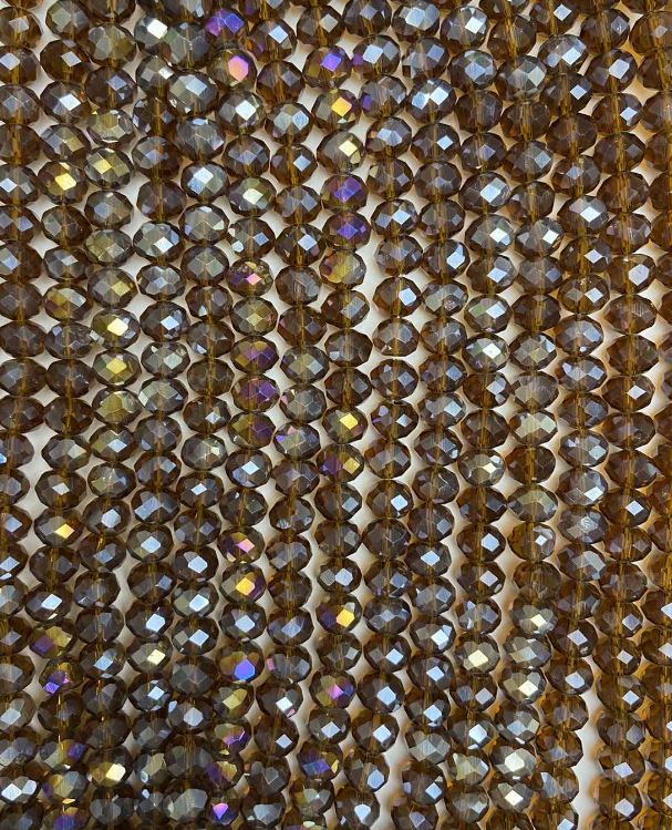 Korálky český křišťál na šňůrce, hnědoprůhledé s benzínovým leskem, fasetované rondely, průměr 8×6 mm, délka 38 cm +