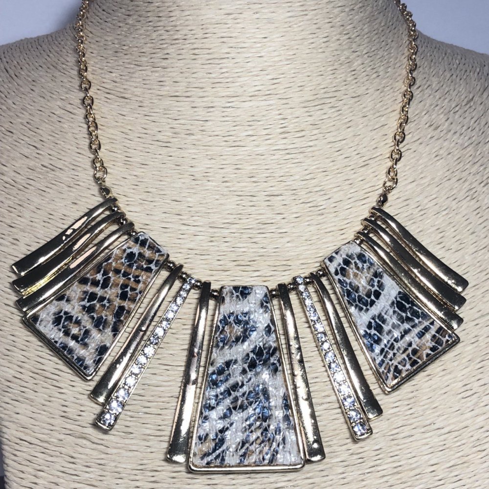 Náhrdelník z eko kůže se zlatým kovem a štrasami, délka 42–50 cm +