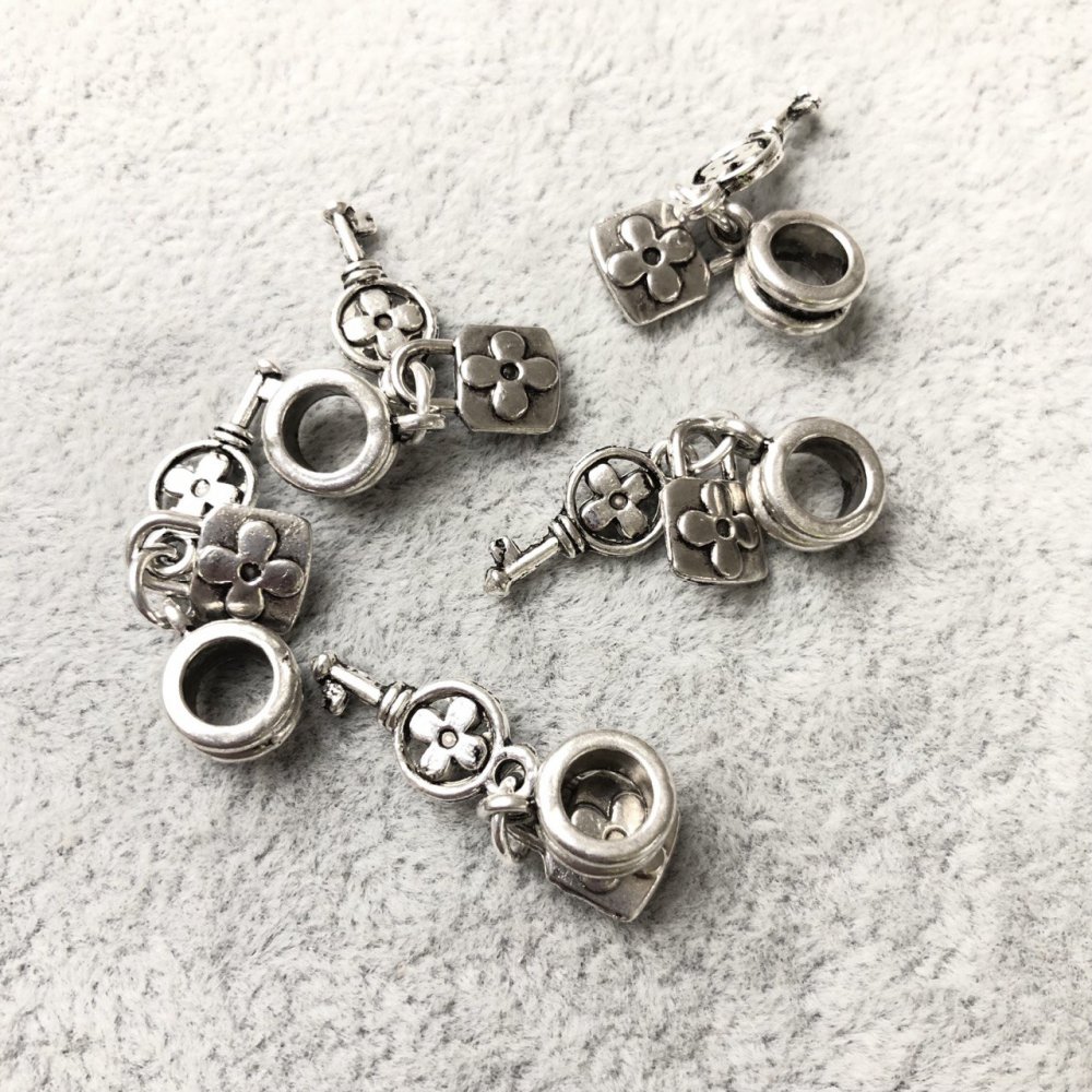 Přívěšek – klíč, 30 mm, vnitřní průměr 5 mm, balení 20 g, ± 12 ks