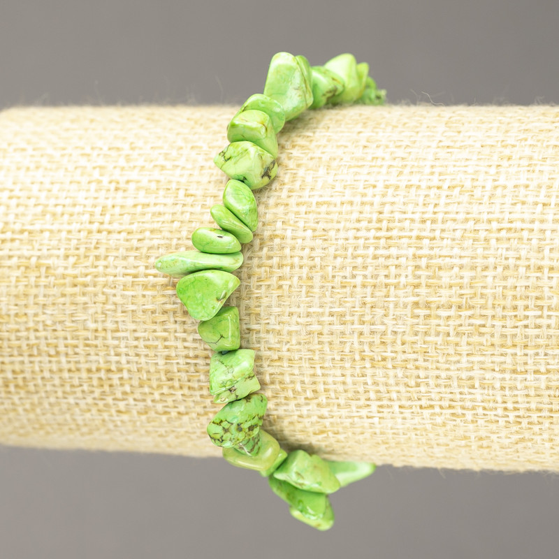 Náramek na gumičce z tónovaného howlititu, drobné štěpky, průměr 6 mm+