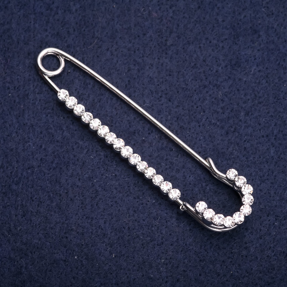 Brož-špendlík s bílými krystaly, 70 × 15 mm, stříbrný kov