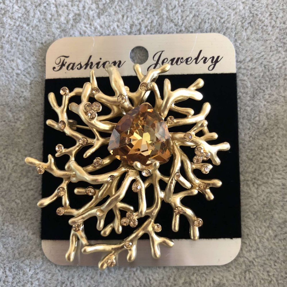 Velká brož Akcent se žlutým kamenem, 58×62 mm, zlatistý kov