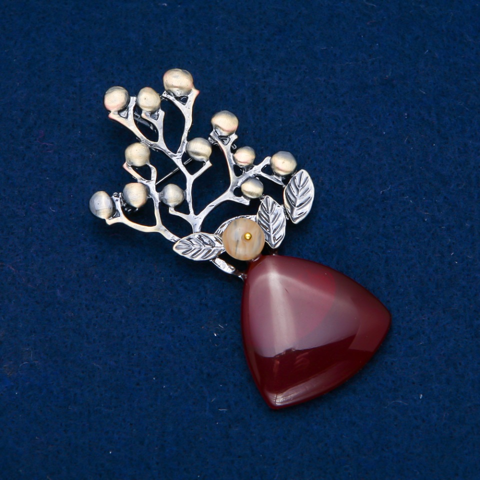 Brož s karneolem, 74×32 mm, s korálkovým zdobením