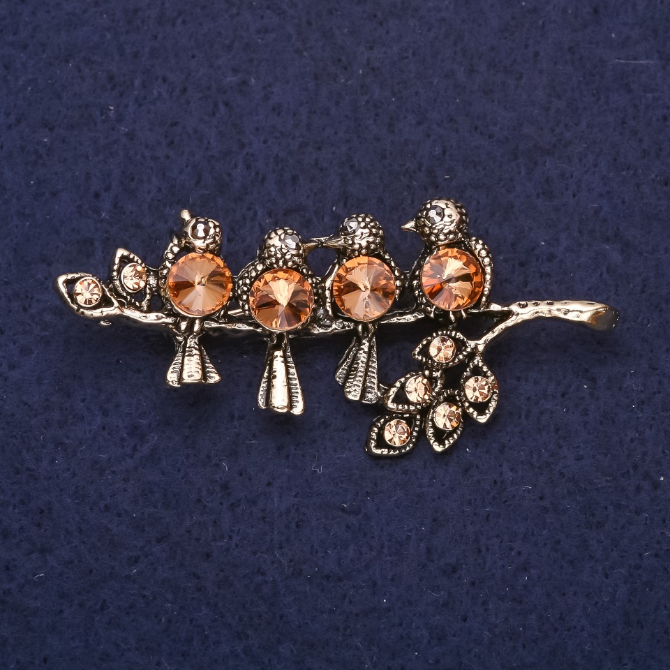 Brož Ptáci na větvi se šampaňskými krystaly, zlatý kov, 55 × 25 mm