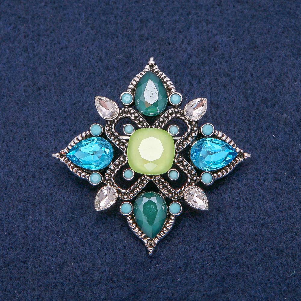 Brož 'Květina' ze stříbrného kovu se štrasami 44 × 44 mm