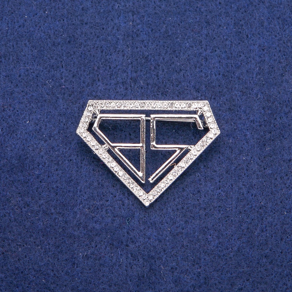 Brož Bakalář se štrasovými kamínky, stříbrný kov, 30×40 mm