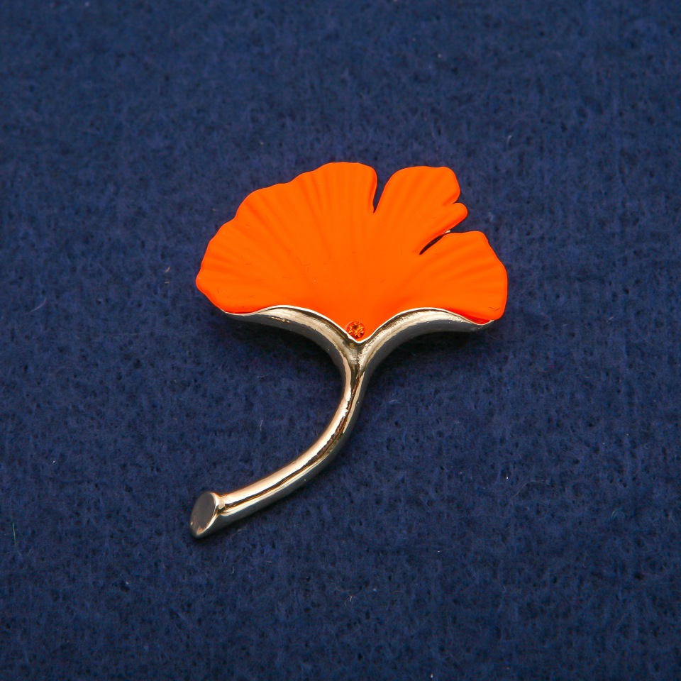 Brož «Lístek» pomerančový matný smalt, zlatý kov 33×47 mm