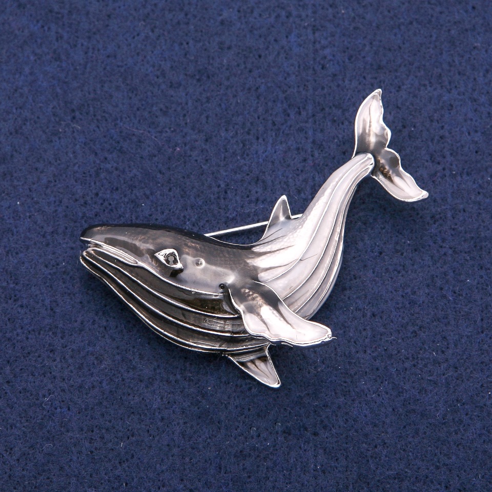 Brož-kulon Kočka s černým a šedým smaltem, stříbrný kov 43×55 mm