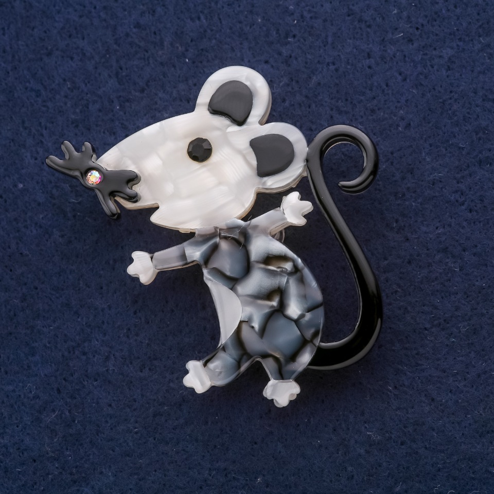 Brož Myš z perleti 52×48 mm šedý kov