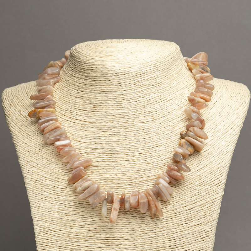 Náhrdelník z přírodního selenitu, drobné kousky ve tvaru jehličky, průměr 15×5 mm, délka 45 cm