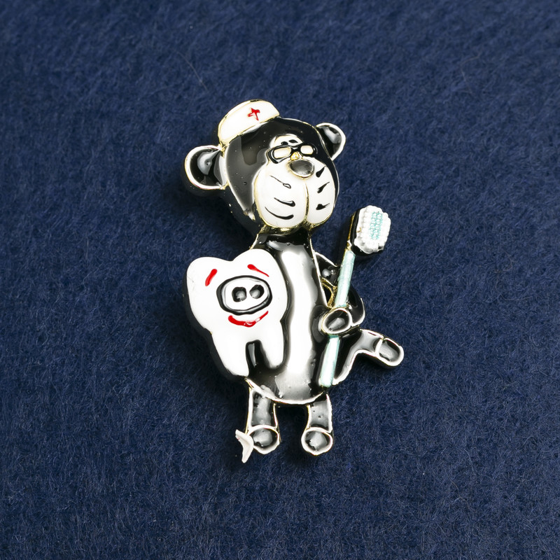 Brož Medvěd zubní lékař, zlatý kov a smalt, 50×30 mm +