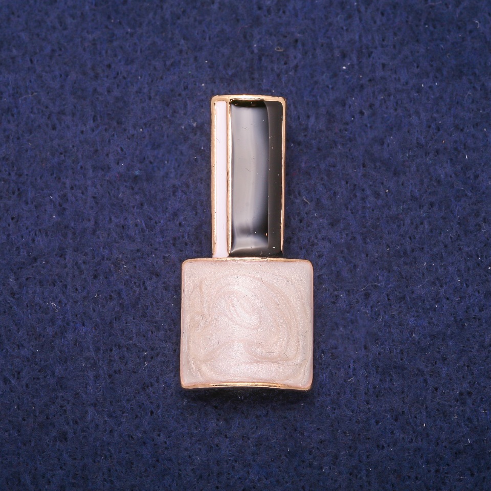 Brož Lak perleťový, černý a bílý smalt, zlatistý kov 18×39 mm