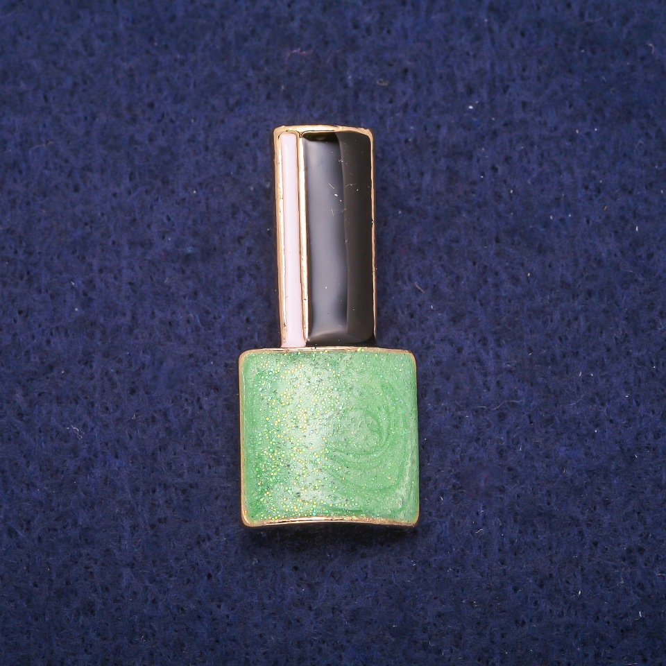 Brožka „Lak“ zelený, černý a bílý smalt, zlatý kov 18×39 mm