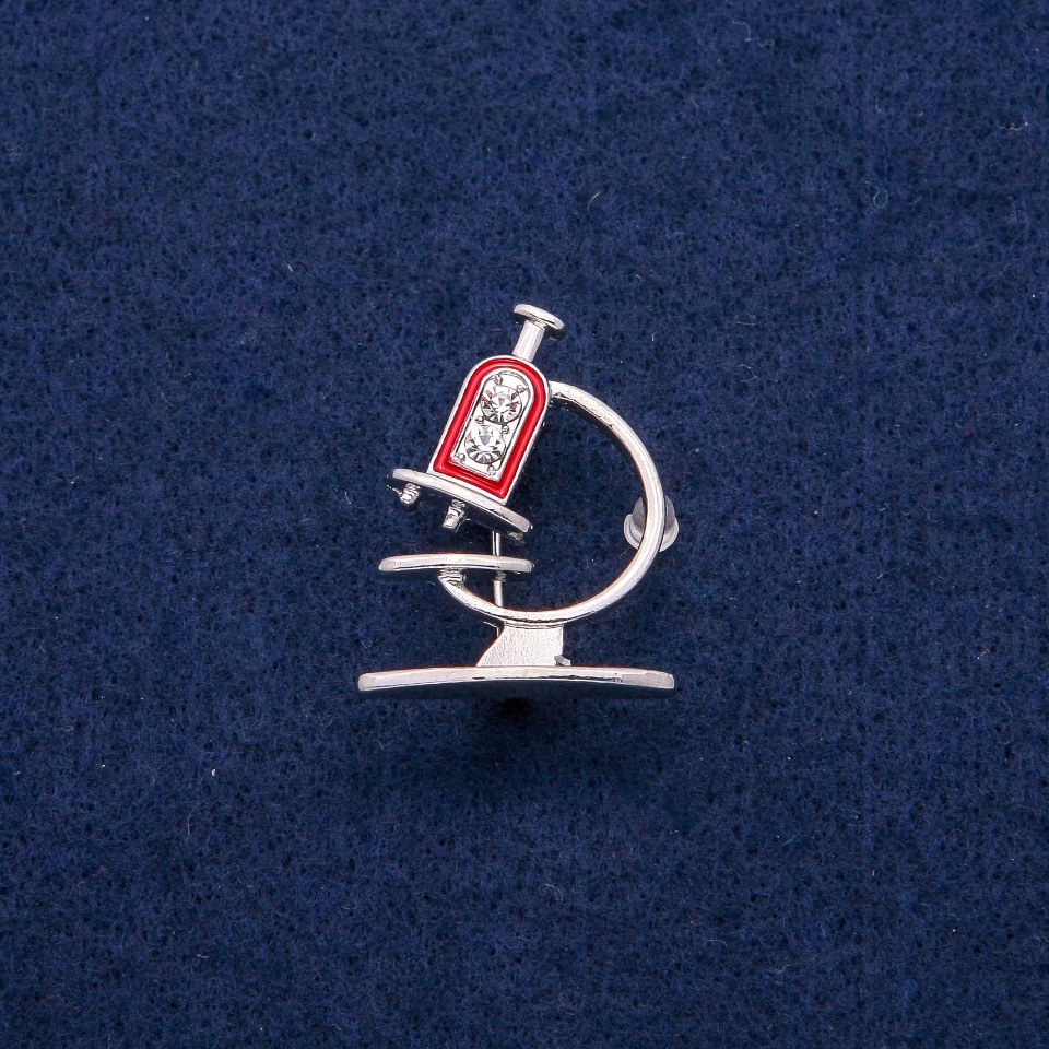 Brož Mikroskop s emailem a krystaly 24 × 31 mm, stříbrný kov
