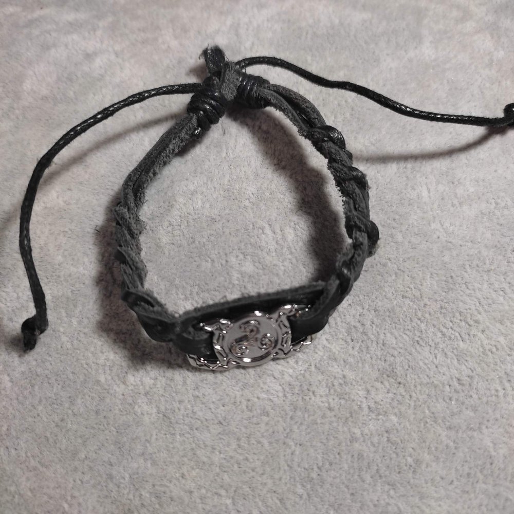 Náramek s kovovou vložkou Assorti, délka 18–22 cm, tloušťka 10 mm, ekokůže, barva černá, na stažení