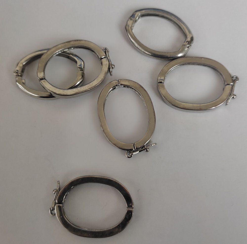 Šperková součástka – přívěsek na zapínání, barva kovu stříbrná 29×21 mm