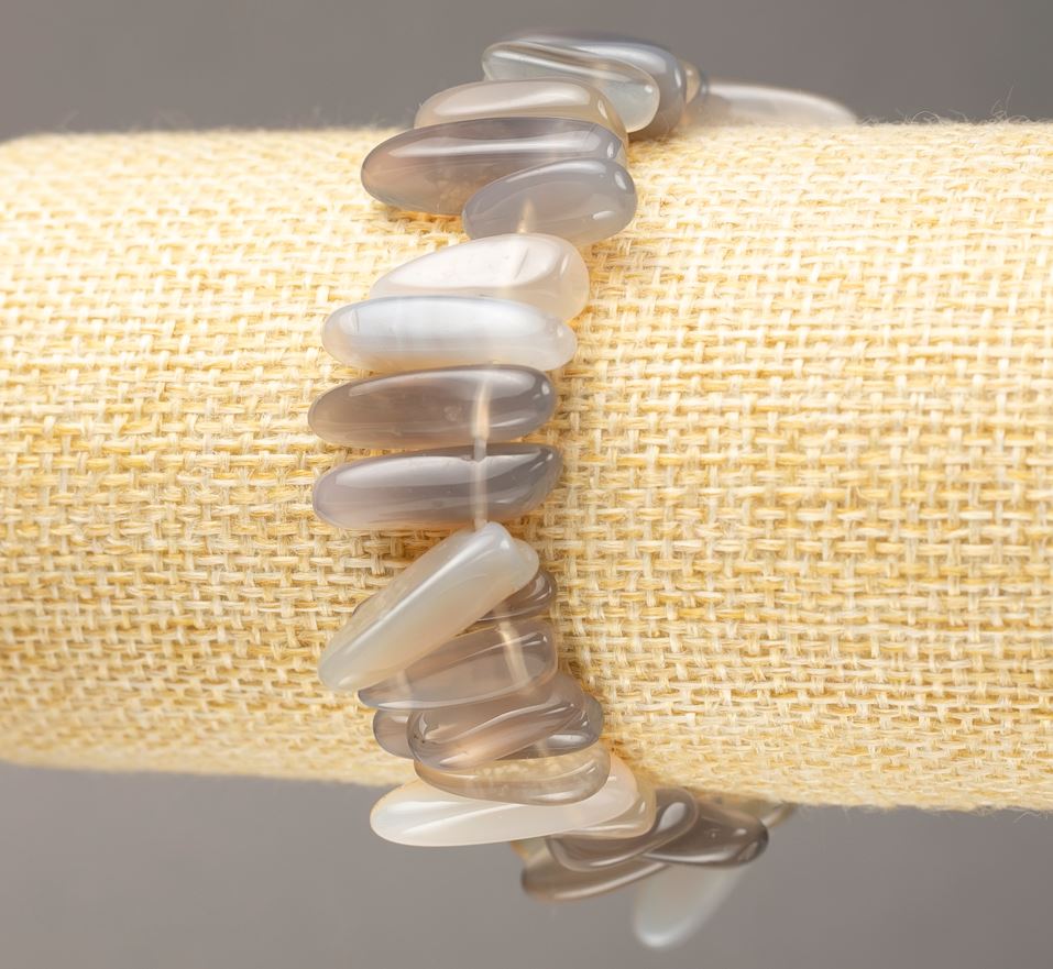 Náramek na gumičce z přírodního kamene – dýmavý achát, čipové korálky ve tvaru jehly, průměr 13–22×3–6 mm, délka 18 cm +