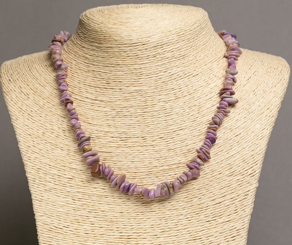 Náhrdelník z fosfosideritu – drobný kousek 8×3 mm, délka 46–49 cm