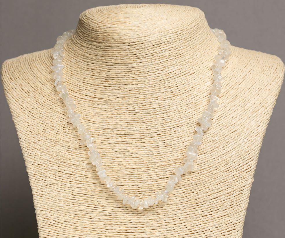 Náhrdelník z adularitu – drobné kousky 8×3 mm, délka 46–49 cm