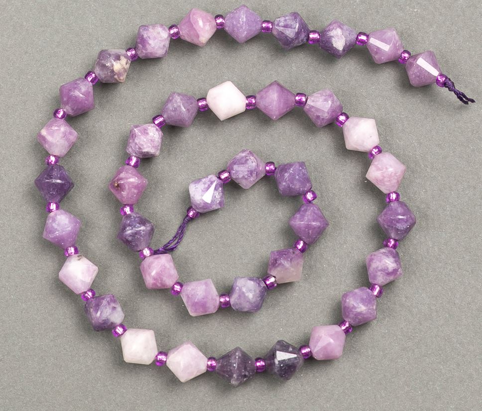 Lepidolitové korálky na niti z přírodního kamene, broušené romby, d 8,5×8,5 mm, délka 39 cm ± (vložené korálky 3×3 mm)