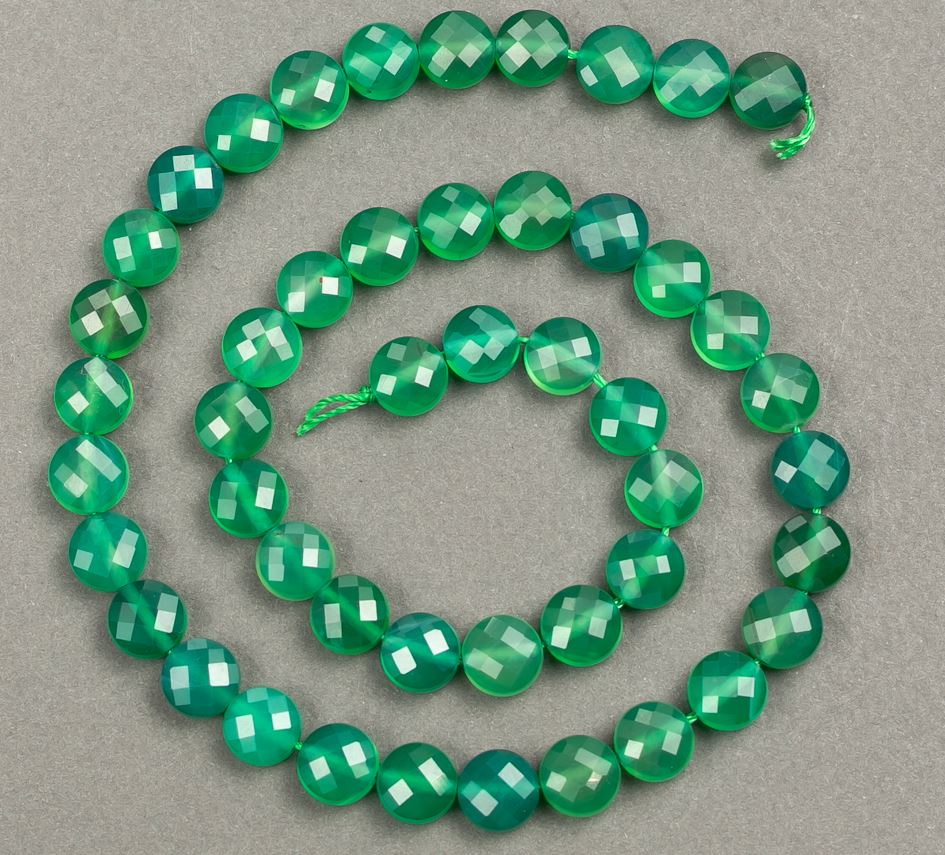 Nitka z přírodního kamene chrysoprasu granovaná mince, průměr 8×5 mm, délka 39 cm +