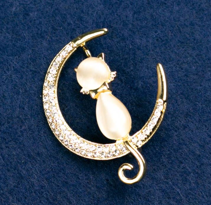 Brož Koťátko s kočičím okem, barva bílá, s bílými štrasovými kamínky, 39×31 mm, žlutý kov