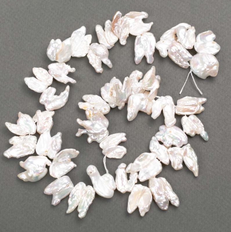 Barokní perly – motýlek s odstínem benzínu Ø 14–28 × 12–15 mm, délka 40 cm+