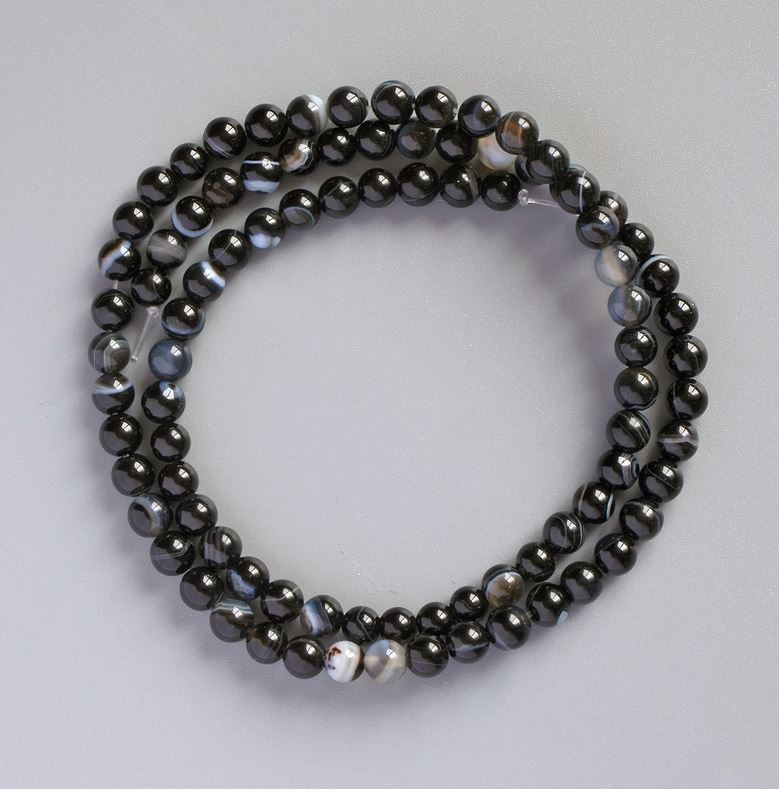 Náhrdelní korálky z achátu