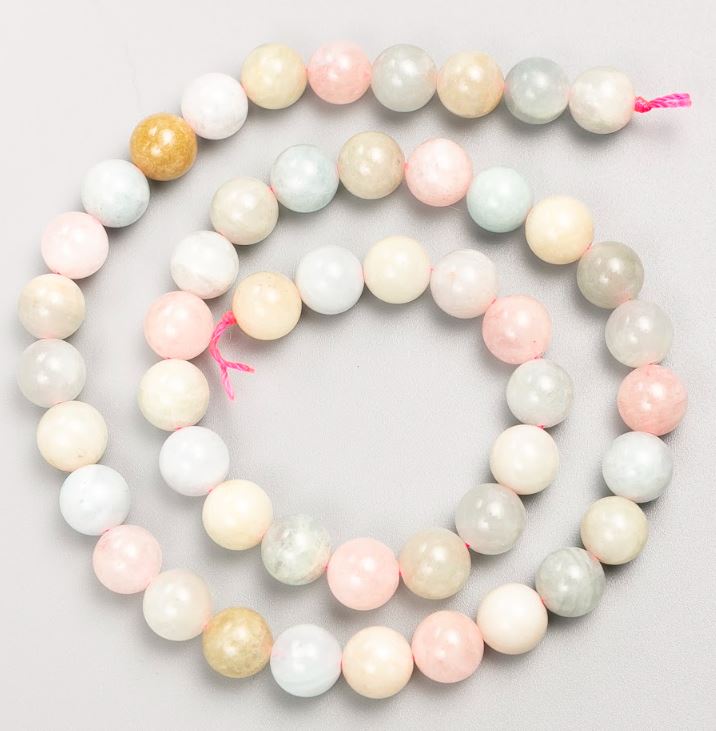 Korálky z morganitu na niti, hladké kuličky o průměru 8,5 mm, délka cca 40 cm