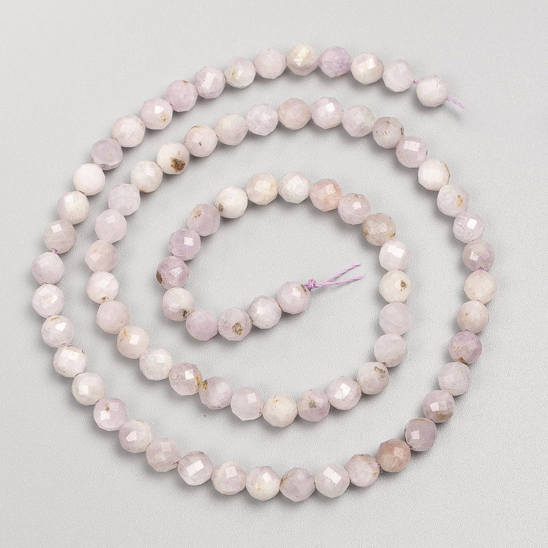 Korálky z kunzitu – brusované kuličky na niti, průměr 4,5–5+ mm, délka 38 cm+