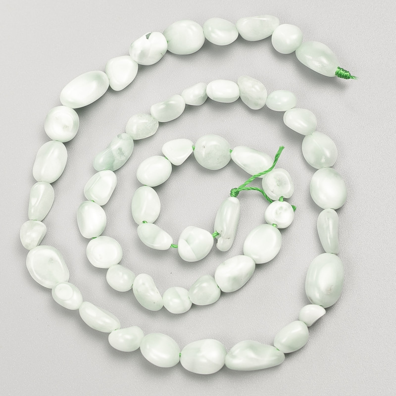 Korálky ze zeleného angelitu, broušené na niti, průměr 7×7 mm, délka 38 cm