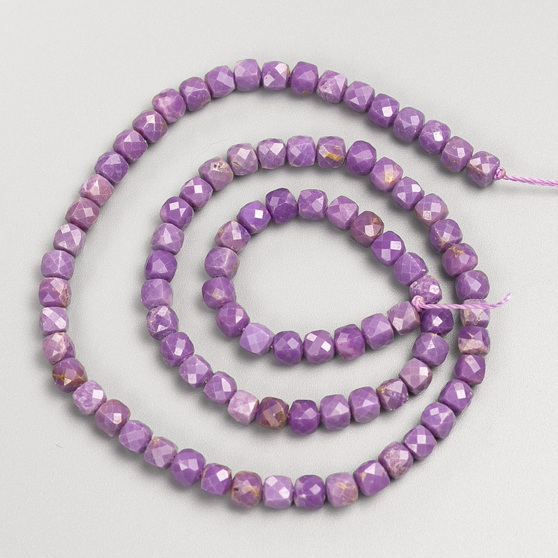 Korálky z fosfosideritu – facetované kostky na niti, průměr 4–5 mm, délka cca 38 cm